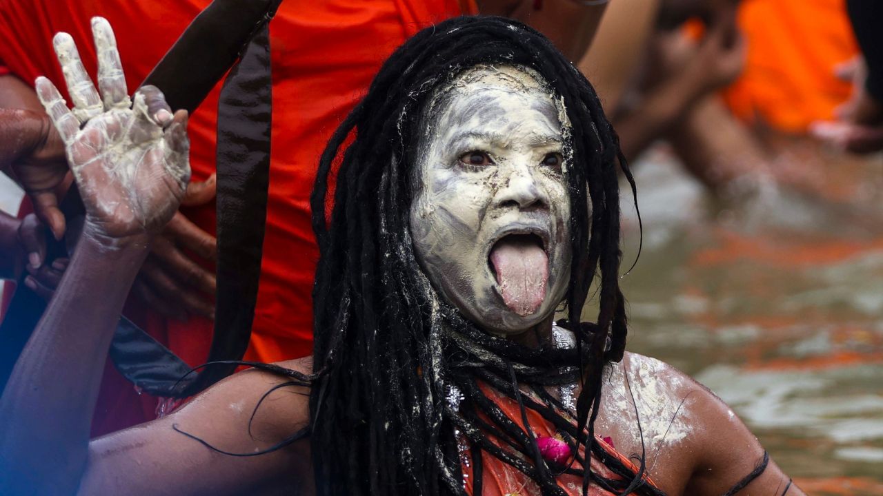 নাগা সন্ন্যাসীরা শিবের পুজারী। তাদের সারা জীবনই শিবের জন্য উৎসর্গ করা।  