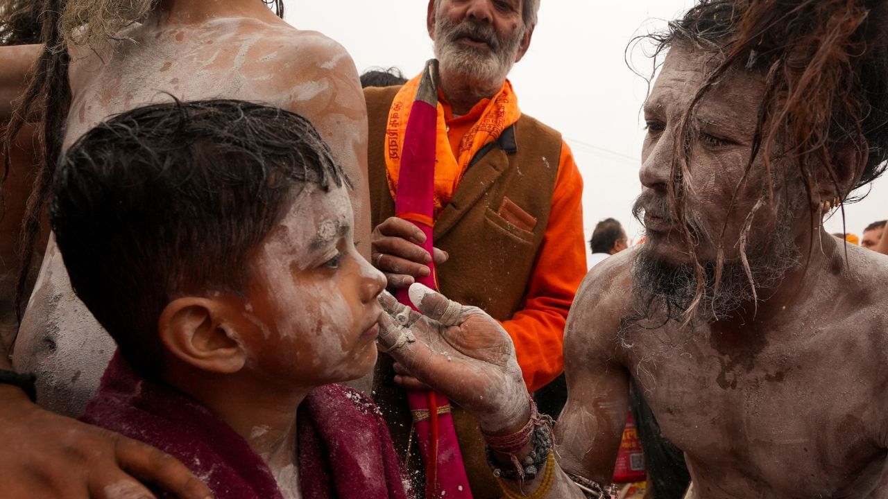 তবে নাগা সাধুরা যদি খুশি হন, তবে বদলে যেতে পারে জীবন। তাদের আশীর্বাদে খুলে যায় ভাগ্য। যা আশীর্বাদ করেন, তাই-ই হয় নাকি। 