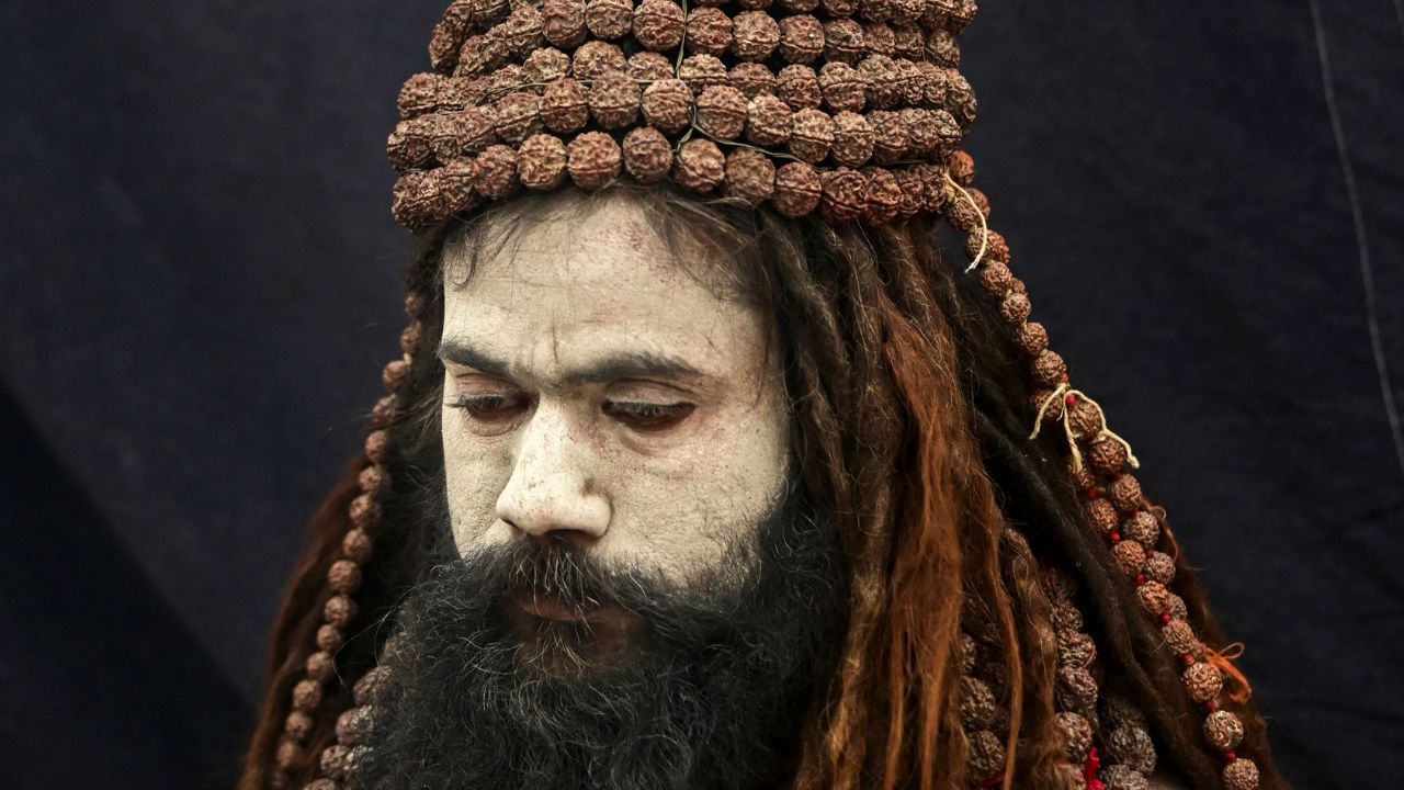 নাগা সাধুরা যেন ঋষি দুর্বাসা। তিনি অত্যন্ত রাগী ছিলেন। রেগে গেলে শাপ দিয়ে দিতেন। 