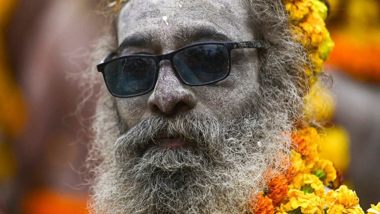 শুধু আন্তরিক আশীর্বাদই নয়, বিনা দ্বিধায় জীবনের কোনও সমস্যার সমাধানে তন্ত্রমন্ত্র বা প্রতিকার বলে দেন। 