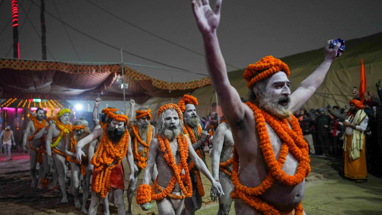 এসেছেন নাগা সন্ন্যাসীরাও। তাদের বছরের বাকি সময় দেখা যায় না। শুধু কুম্ভমেলাতেই দেখা মেলে। 
