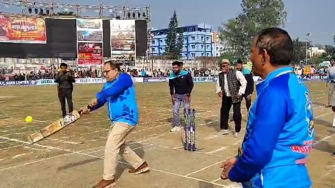 কুণাল ঘোষ বলেন, "আগেও এসেছি। সুপ্রকাশরা এই যে আসর বানায় সেটা অসম্ভব সুন্দর। আন্তর্জাতিক চ্যানেলে টেলিকাস্ট চলেছে। খেলোয়াড়রা সারা ভারতে ছড়িয়ে খেলেন। একদম ফাটাফাটি আসর। মমতা বন্দ্যোপাধ্যায়কে উৎসর্গ করে করা হচ্ছে। খুব ভাল।"