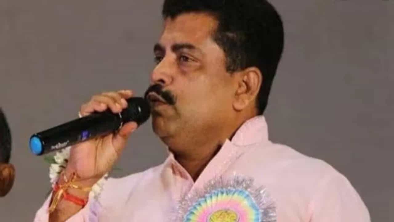 Narayan Goswami: মঞ্চে অপ্রকৃস্থ নারায়ণ, শুক্রেই কি যাবে শোকজ পত্র? Narayan Goswami: মঞ্চে অপ্রকৃস্থ নারায়ণ, শুক্রেই কি যাবে শোকজ পত্র?