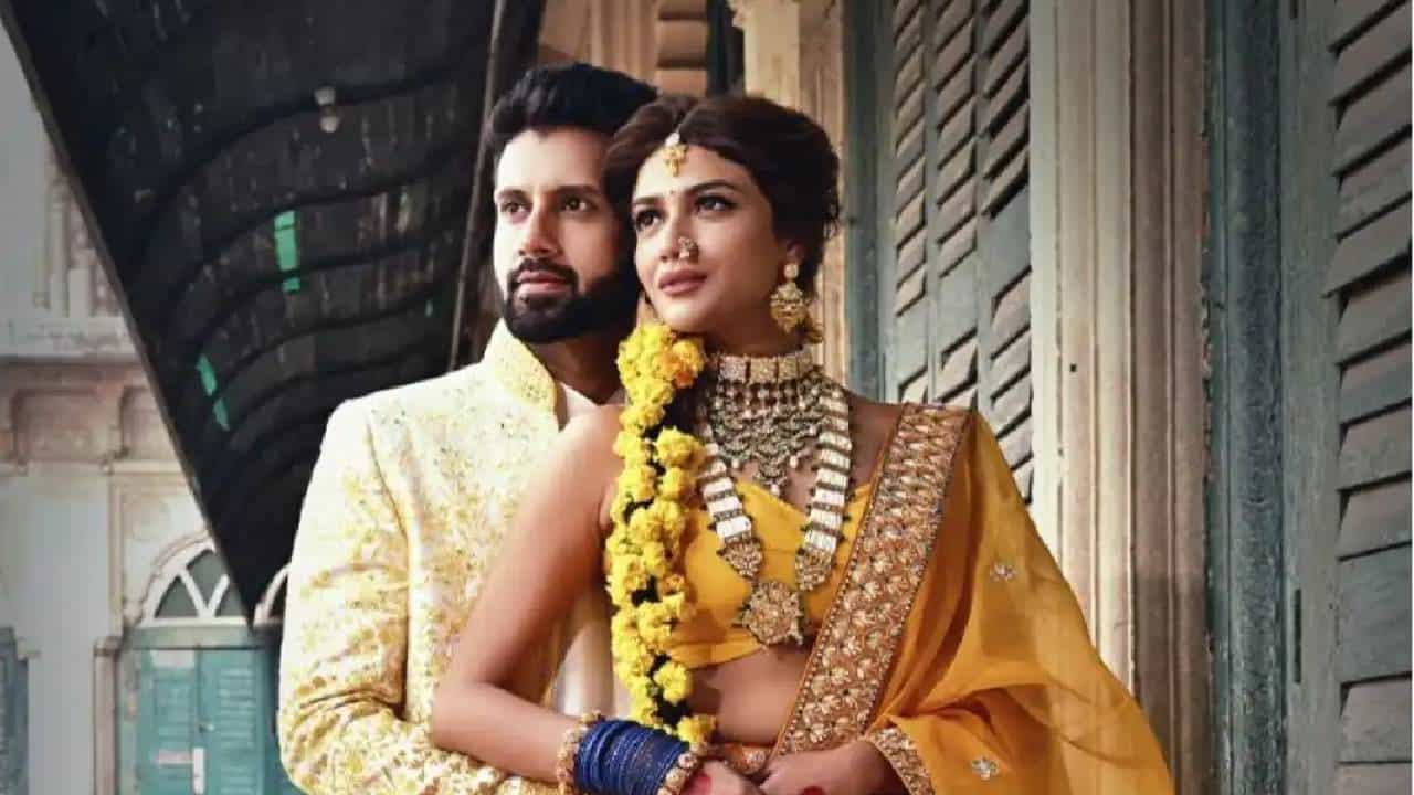 নিখিলে বাহুডোরে সৌরসেনী, নতুন বছরে প্রেমের ইস্তেহার নায়িকার? নিখিলে বাহুডোরে সৌরসেনী, নতুন বছরে প্রেমের ইস্তেহার নায়িকার?