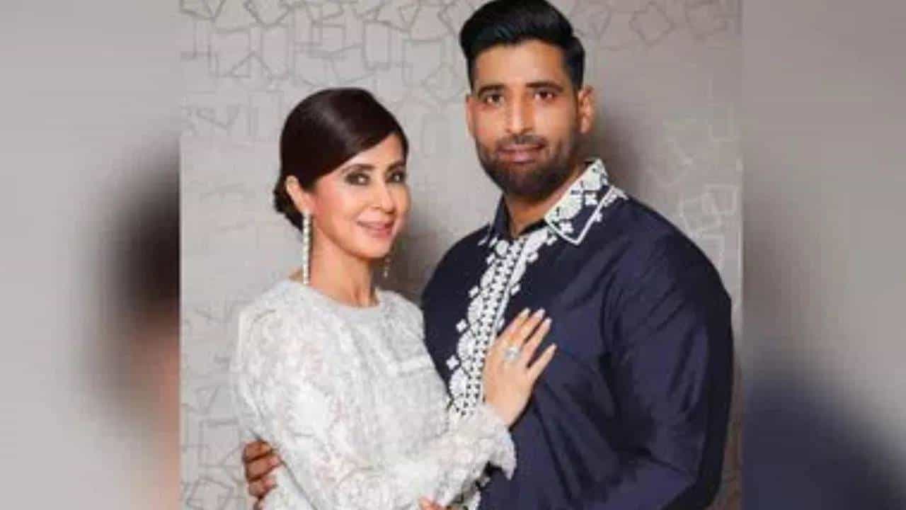 ভেঙেছে বিয়ে, স্বামী মহসিনের থেকে কত বড় ছিলেন ঊর্মিলা, জানেন? ভেঙেছে বিয়ে, স্বামী মহসিনের থেকে কত বড় ছিলেন ঊর্মিলা, জানেন?