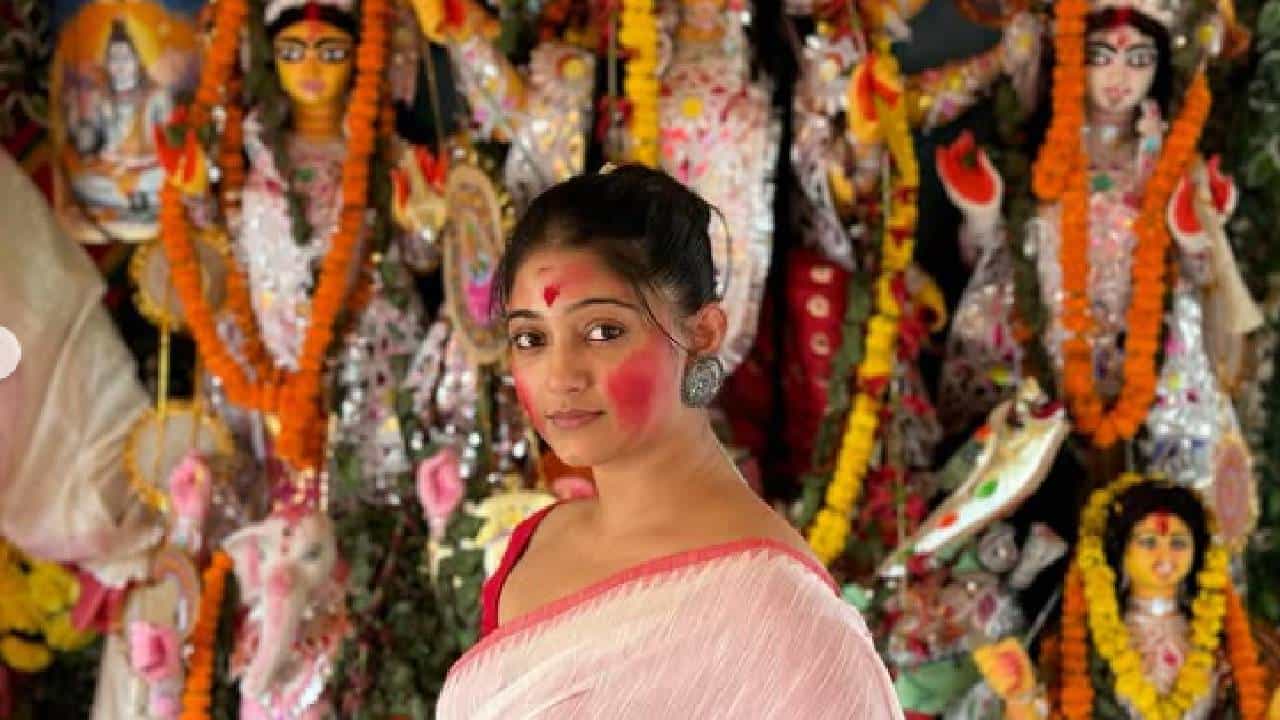 হাসপাতালে যাওয়ার পথে দুর্ঘটনার কবলে 'খুকুমণি' দীপান্বিতা রক্ষিত, কী অবস্থা নায়িকার? হাসপাতালে যাওয়ার পথে দুর্ঘটনার কবলে 'খুকুমণি' দীপান্বিতা রক্ষিত, কী অবস্থা নায়িকার?
