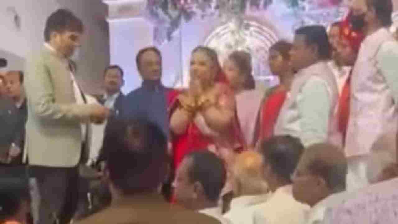 Video: মদ খেয়ে অসভ্যতা! বিয়ের মণ্ডপ থেকে পত্রপাঠ জামাইকে তাড়ালেন কনের মা Video: মদ খেয়ে অসভ্যতা! বিয়ের মণ্ডপ থেকে পত্রপাঠ জামাইকে তাড়ালেন কনের মা