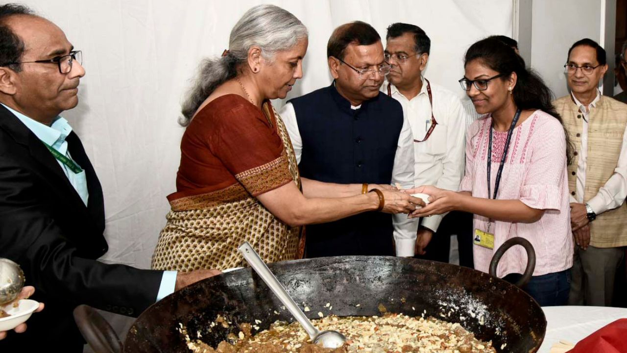 প্রতি বছরের মতোই এই বছরও বাজেটে কী কী পরিবর্তন হতে পারে, সেই দিকে মুখিয়ে রয়েছে গোটা দেশবাসী। আয়কর বিল সংক্রান্ত যে কিছু পরিবর্তন আসতে পারে, সেই খবর ইতিমধ্যেই ছড়িয়ে গিয়েছে দেশজুড়ে। এখন শুধু অপেক্ষা অর্থমন্ত্রীর সিলমোহরের। এছাড়াও, বাজার-দরে লাগা মূল্যের আগুন কমাতেও কী কোনও সিদ্ধান্ত নিতে চলেছে কেন্দ্রীয় সরকার? নজর থাকবে সেই দিকেও। তবে জানেন কি পাঁচটি এমন বাজেট, যা নাড়িয়ে দিয়েছিল গোটা দেশবাসীকে।