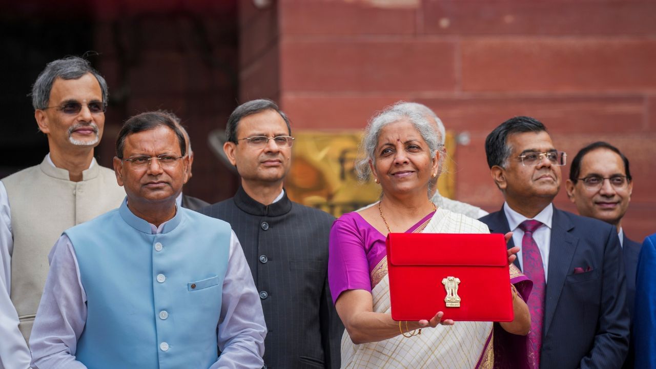 হাতেগোনা আর কয়েকটা দিন। আগামী ৩১ জানুয়ারি থেকে শুরু হবে কেন্দ্রীয় বাজেট অধিবেশন। চলবে ১৩ই ফেব্রুয়ারি পর্যন্ত। অধিবেশনের দ্বিতীয় দিন অর্থাৎ পয়লা ফেব্রুয়ারি ২০২৫-২৬ অর্থবর্ষের বাজেট পেশ করবেন কেন্দ্রীয় অর্থমন্ত্রী নির্মলা সীতারামন। গতকালই মিটে গিয়েছে হালুয়া উৎসব। আপাতত লক-ইন পর্বে রয়েছেন বাজেট কমিটির সদস্যরা।