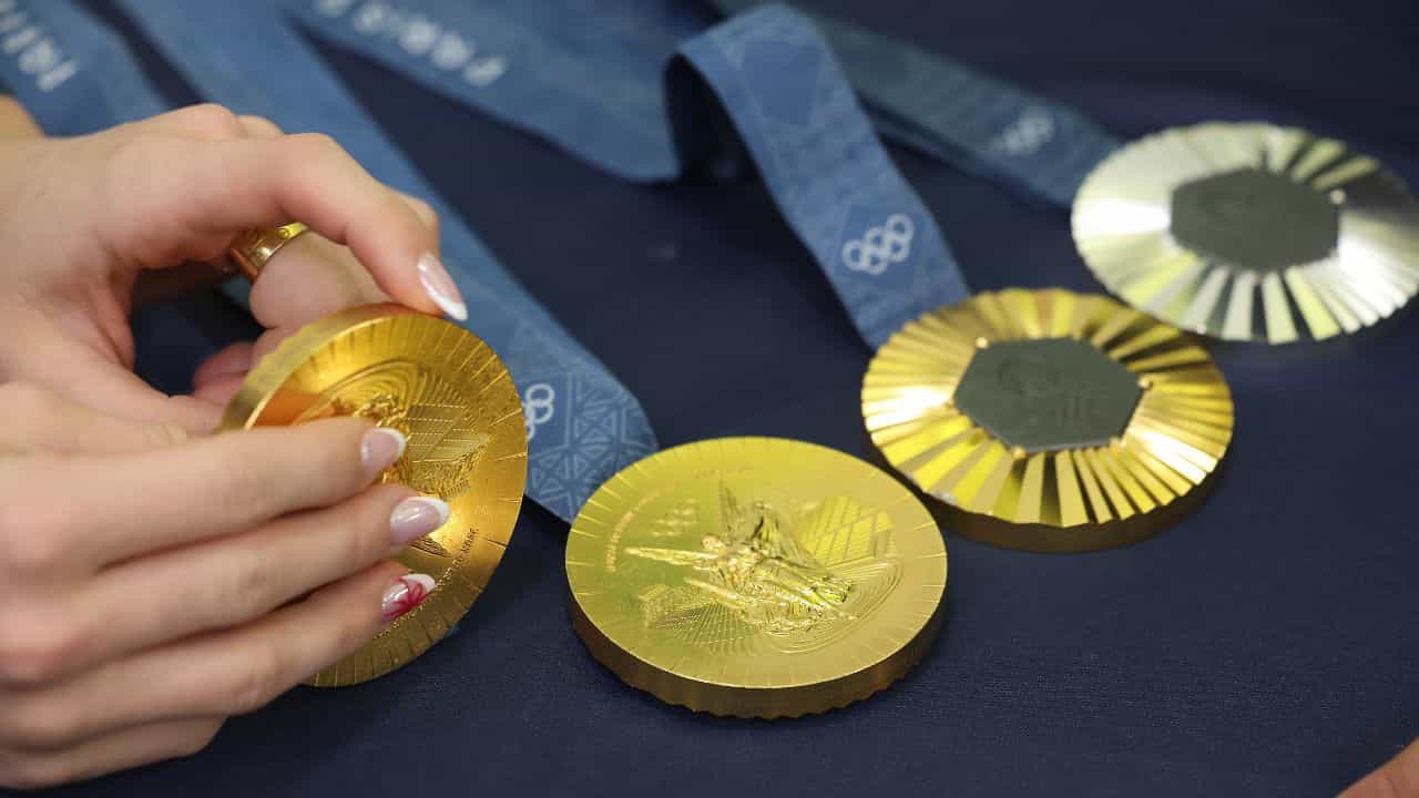 Olympic Medal: পড়ছে মরচে, উঠছে রঙ! অলিম্পিকের মেডেলও ছাপ ফেলল 'কেলেঙ্কারি'? Olympic Medal: পড়ছে মরচে, উঠছে রঙ! অলিম্পিকের মেডেলও ছাপ ফেলল 'কেলেঙ্কারি'?
