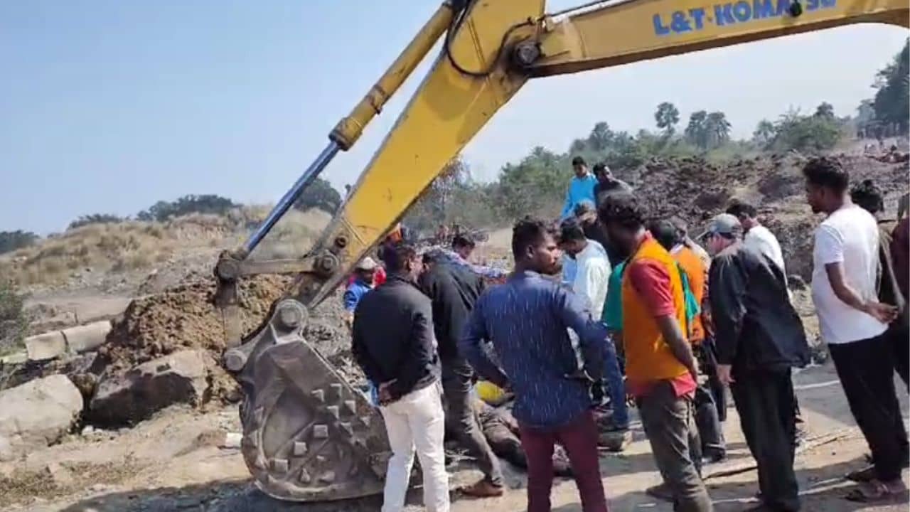 Asansol: জলের পাইপ লাইনের কাজের সময় ধসে পড়ল মাটি, চাপা পড়ে মৃত্যু ৩ শ্রমিকের