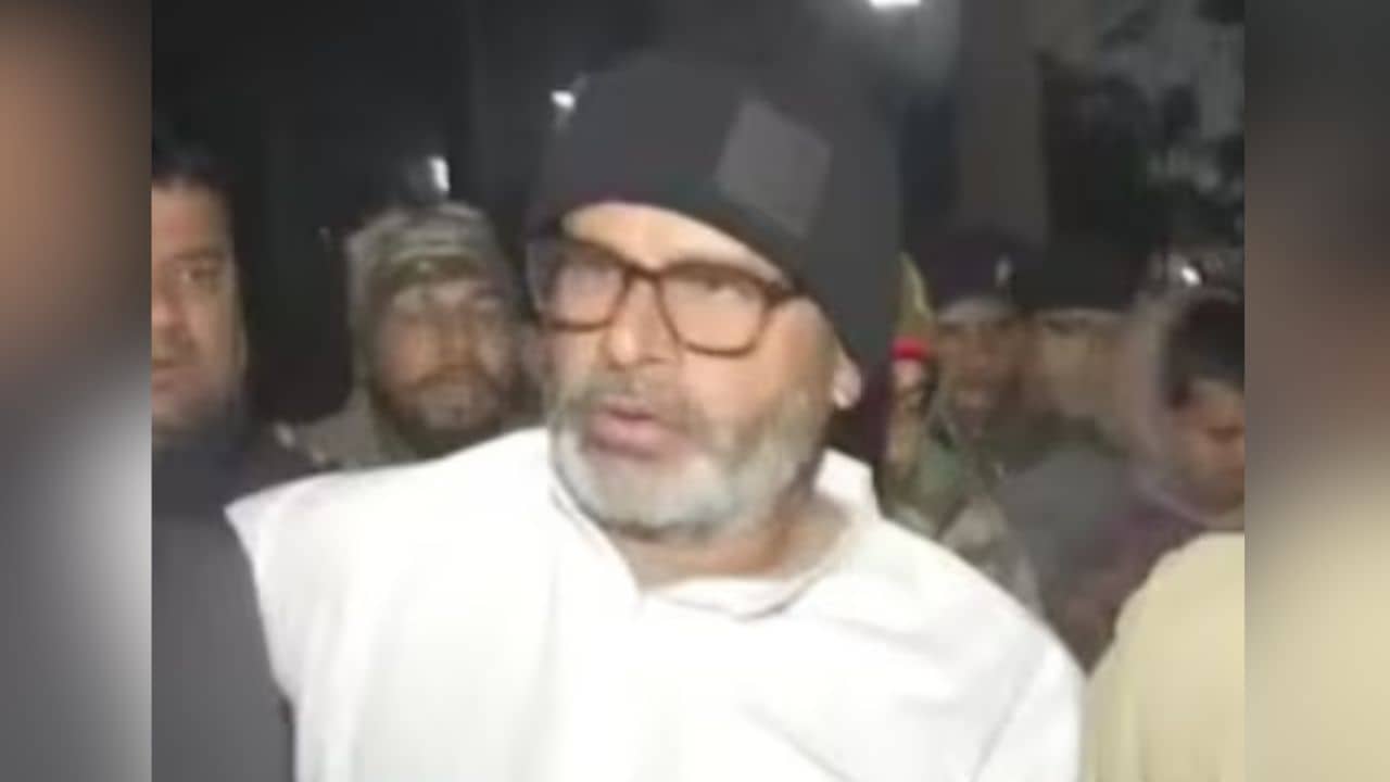 Prashant Kishor: হাত ধরে টানাটানি, প্রশান্ত কিশোরকে গ্রেফতার করল পুলিশ! ভোরবেলায় হুলুস্থূল কাণ্ড