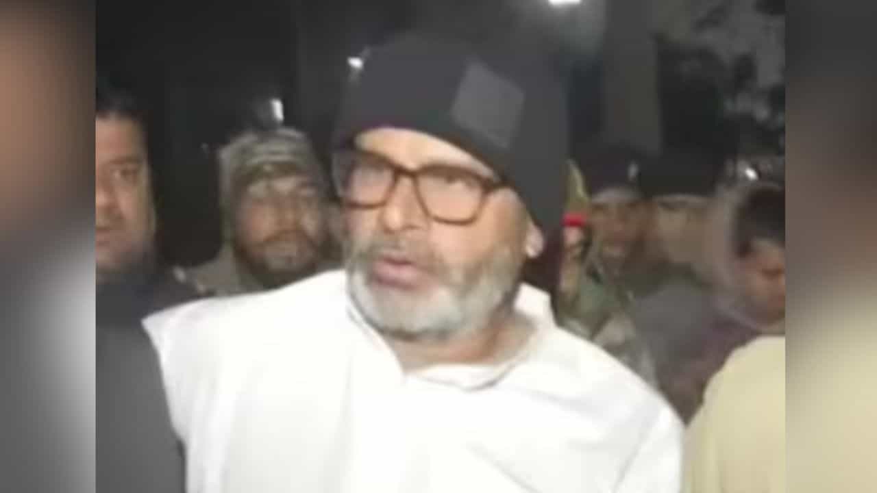 Prashant Kishor: হাত ধরে টানাটানি, প্রশান্ত কিশোরকে গ্রেফতার করল পুলিশ! ভোরবেলায় হুলুস্থূল কাণ্ড Prashant Kishor: হাত ধরে টানাটানি, প্রশান্ত কিশোরকে গ্রেফতার করল পুলিশ! ভোরবেলায় হুলুস্থূল কাণ্ড