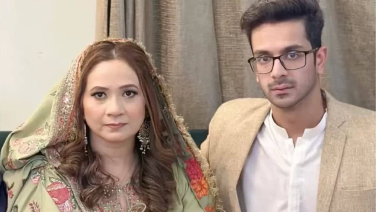 Pakistani Man Arranged Mothers Second Marriage: দাঁড়িয়ে থেকে অন্য পুরুষের সঙ্গে মায়ের দ্বিতীয় বিয়ে দিলেন পুত্র, ভাইরাল হতেই নেটাগরিকরা বললেন...