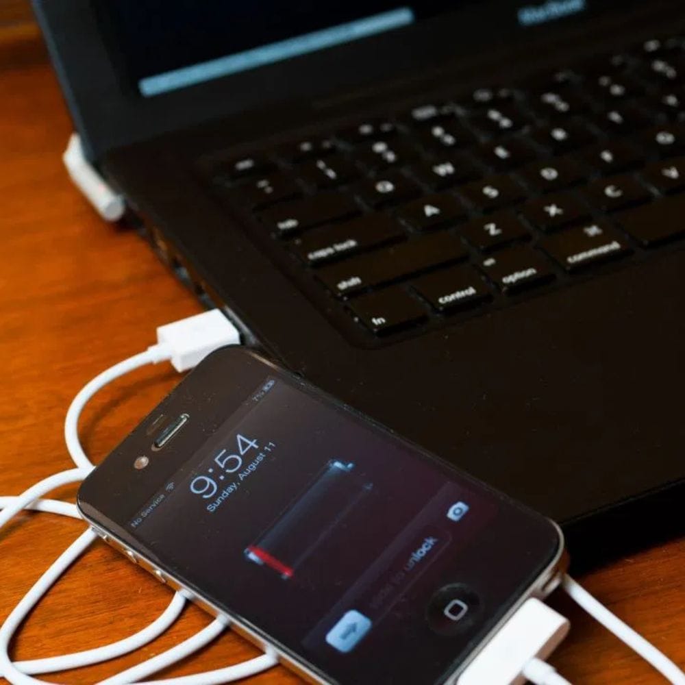 বেশিরভাগ ল্যাপটপে ইউএসবি পোর্ট থাকে যা চার্জিংয়ের জন্য ব্যবহার করা যায়। ল্যাপটপের ইউএসবি পোর্ট সাধারণত ফোন চার্জ করার ক্ষমতা রাখে। তার সঙ্গে কানেক্ট করে ফোন চার্জ করা হয়।