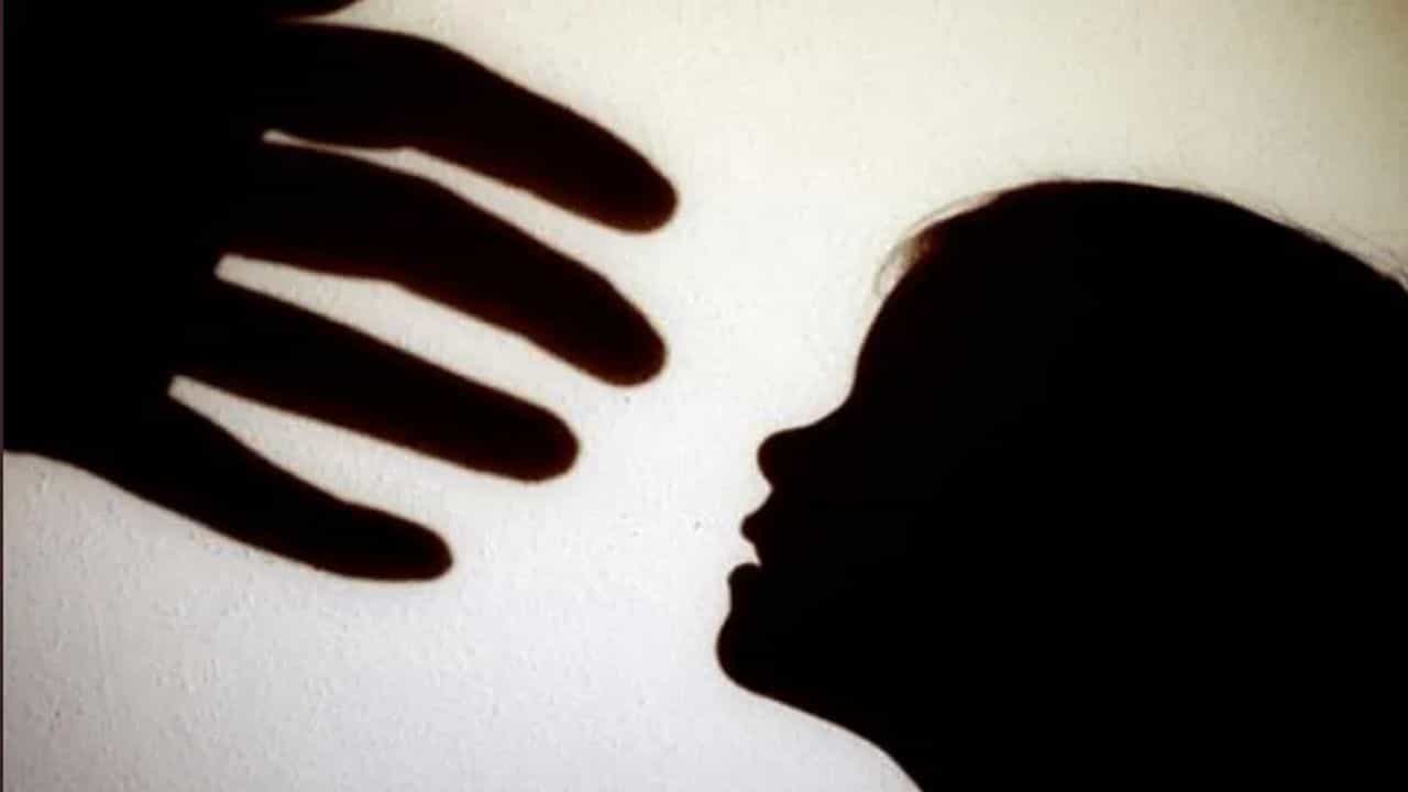 শরীরে কামড়ের দাগ, যৌনাঙ্গ ছিড়ে ফালাফালা, পড়ল ২৮টা সেলাই! দেওয়ালে মাথা ঠুকে ৫ বছরের শিশুকে 'ধর্ষণ' নাবালকের শরীরে কামড়ের দাগ, যৌনাঙ্গ ছিড়ে ফালাফালা, পড়ল ২৮টা সেলাই! দেওয়ালে মাথা ঠুকে ৫ বছরের শিশুকে 'ধর্ষণ' নাবালকের