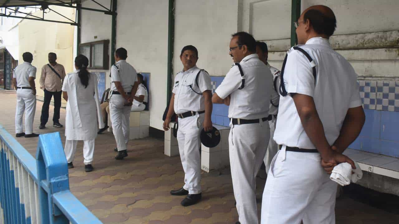 Passport fraud: পাসপোর্ট জালিয়াতিতে পুলিশ খুঁজছে পুলিশকেই, বদলাচ্ছে অ্যাকশন! কেঁচো খুঁড়তে কেউটে বের হবে শেষ পর্যন্ত? Passport fraud: পাসপোর্ট জালিয়াতিতে পুলিশ খুঁজছে পুলিশকেই, বদলাচ্ছে অ্যাকশন! কেঁচো খুঁড়তে কেউটে বের হবে শেষ পর্যন্ত?