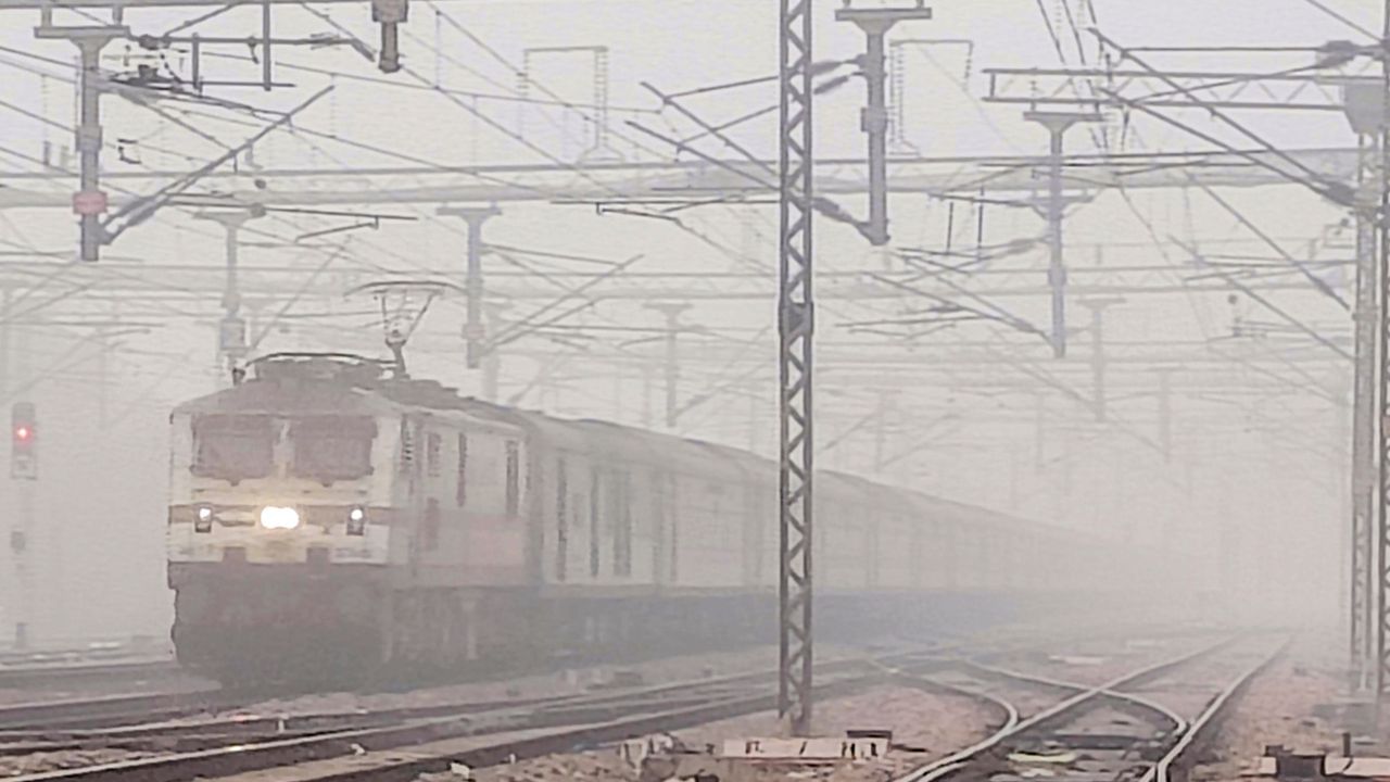 Train And Flight: কুয়াশার কাঁটা! বিমান থেকে ট্রেন সব চলছে দেরিতে