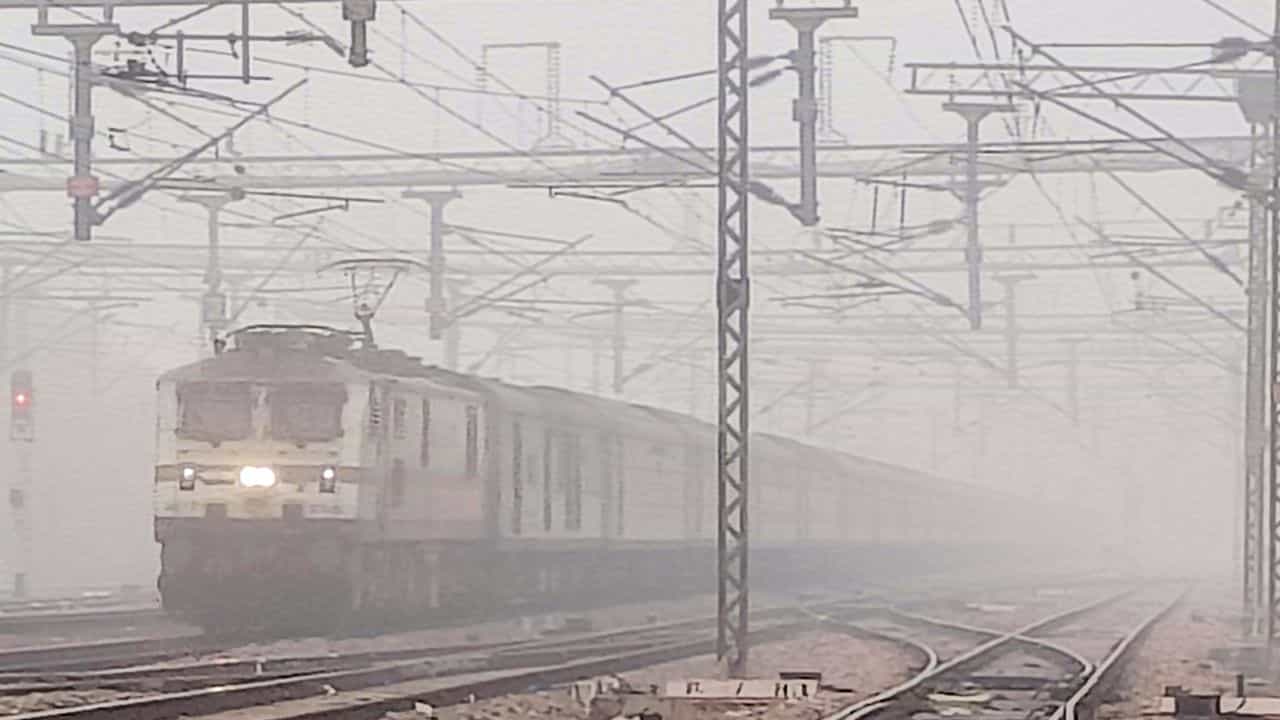 Train And Flight: কুয়াশার কাঁটা! বিমান থেকে ট্রেন সব চলছে দেরিতে Train And Flight: কুয়াশার কাঁটা! বিমান থেকে ট্রেন সব চলছে দেরিতে