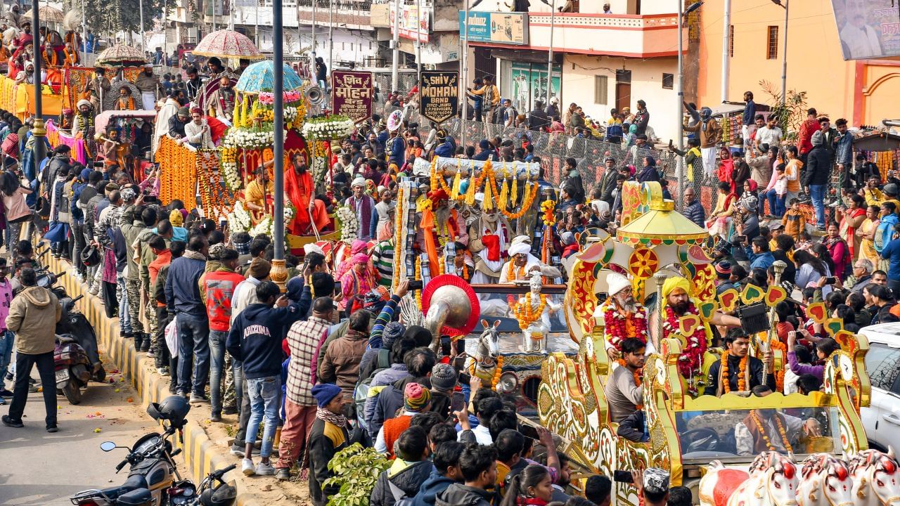 মহাকুম্ভ মেলা শুরু হতে চলেছে। ১৩ জানুয়ারি থেকে শুরু প্রায় এক মাসের এই মেলা। দেশ-বিদেশের লাখো লাখো পূণ্যার্থী থাকবেন কুম্ভমেলায়। তেমনই সাধু-সন্ন্যাসীরাও। বিশ্বের সবচেয়ে বড় ধর্মীয় সমাগম। 