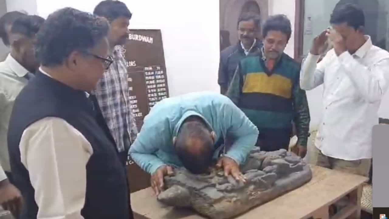 Bardhaman: পিকনিক করতে গিয়ে দামোদরের গর্ভ থেকে বেরলেন সূর্যদেব! Bardhaman: পিকনিক করতে গিয়ে দামোদরের গর্ভ থেকে বেরলেন সূর্যদেব!