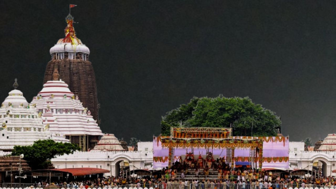 Puri Jagannath Temple: পুরী মন্দিরের উপরে ওটা কী উড়ছে? হইহই পড়ে গেল নিমেষে