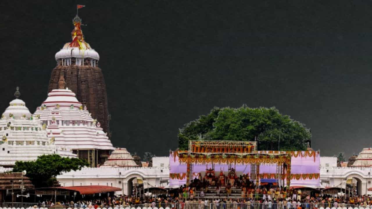 Puri Jagannath Temple: পুরী মন্দিরের উপরে ওটা কী উড়ছে? হইহই পড়ে গেল নিমেষে Puri Jagannath Temple: পুরী মন্দিরের উপরে ওটা কী উড়ছে? হইহই পড়ে গেল নিমেষে