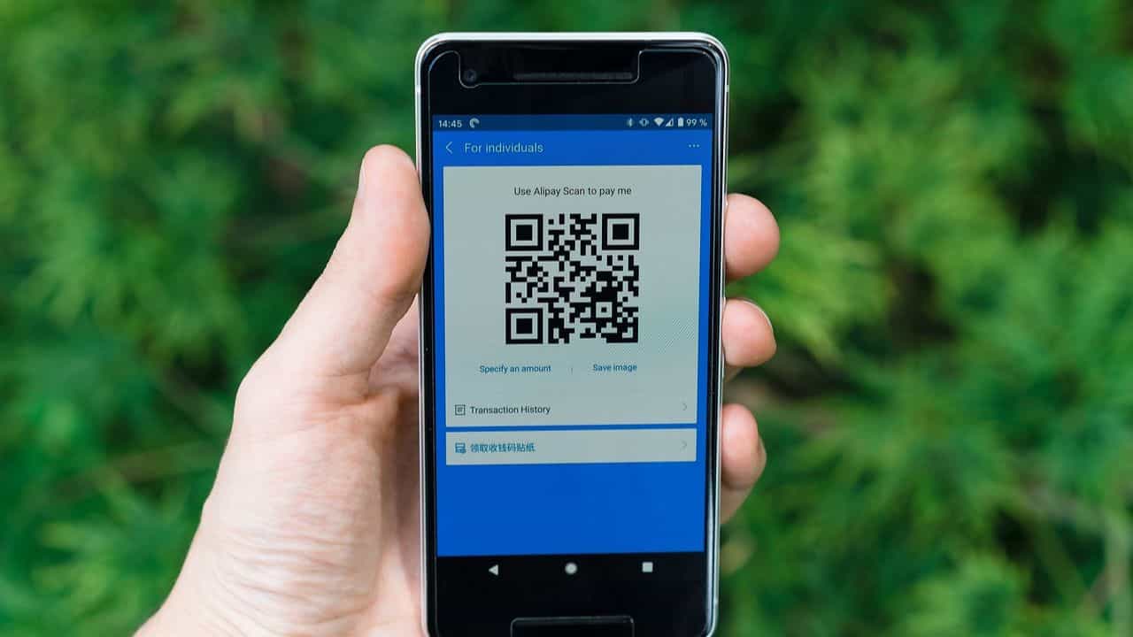 এখন পকেটে নগদ টাকা থাকে না বললেই চলে। টাকাপয়সার লেনদেন পুরোটাই হয় অনলাইনে। চায়ের দোকান থেকে জামাকাপড় শপিং- সবকিছুই অনলাইনে কিউআর কোড স্ক্যান করেই হয়ে যায়।