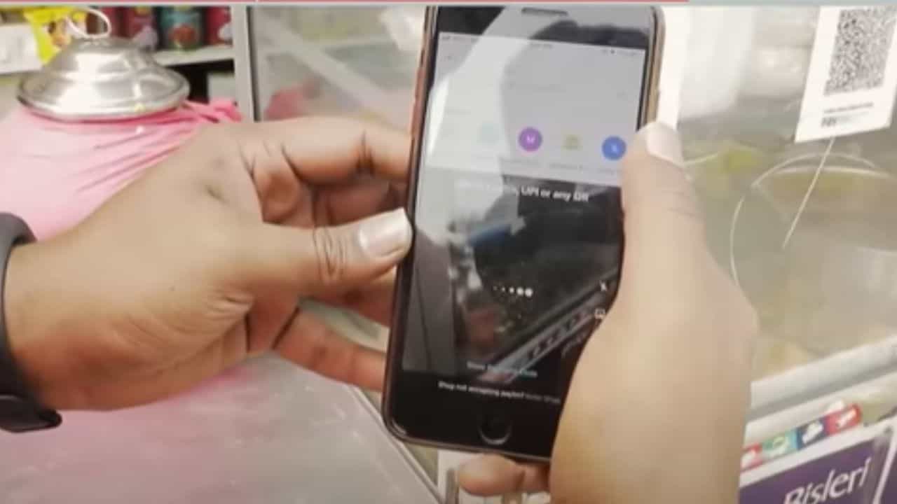 QR CODE-স্ক্যান করেই হুঁশ করে 'পে' করে দিচ্ছেন তো? শুধু তিনটে নিয়ম মানলেই আপনি জিতে গেলেন... জানেন কী? QR CODE-স্ক্যান করেই হুঁশ করে 'পে' করে দিচ্ছেন তো? শুধু তিনটে নিয়ম মানলেই আপনি জিতে গেলেন... জানেন কী?