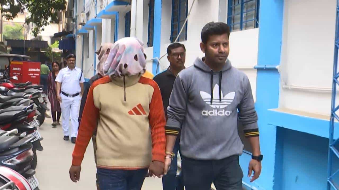 Kolkata: বকেয়া টাকা পেতে কলকাতার ব্যবসায়ীকে অপরহণ, ১৪ লাখের মুক্তিপণ ঘরে তোলার আগেই পুলিশের জালে ৩ Kolkata: বকেয়া টাকা পেতে কলকাতার ব্যবসায়ীকে অপরহণ, ১৪ লাখের মুক্তিপণ ঘরে তোলার আগেই পুলিশের জালে ৩