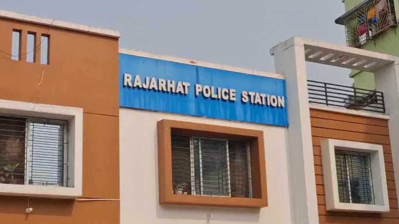 Rajarhat: গাড়ি গ্যারাজে, তবুও মেসেজ এল জরিমানার, হন্তদন্ত হয়ে ...
