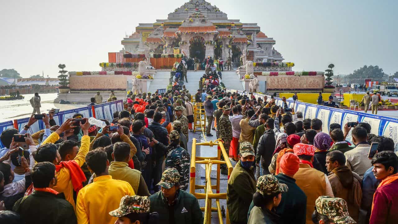 Ram Mandir: গিজগিজে ভিড়, বছরের প্রথম দিনেই রেকর্ড গড়ল রামমন্দির Ram Mandir: গিজগিজে ভিড়, বছরের প্রথম দিনেই রেকর্ড গড়ল রামমন্দির