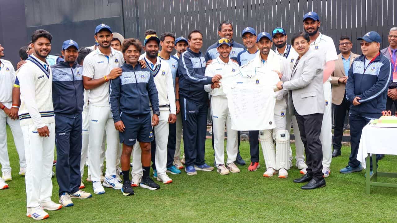 Wriddhiman Saha Retirement Match: ঋদ্ধিকে সংবর্ধনা, জোড়া ক্যাচে সেশন শুরু; পঞ্জাব শেষ ১৯১ রানেই Wriddhiman Saha Retirement Match: ঋদ্ধিকে সংবর্ধনা, জোড়া ক্যাচে সেশন শুরু; পঞ্জাব শেষ ১৯১ রানেই