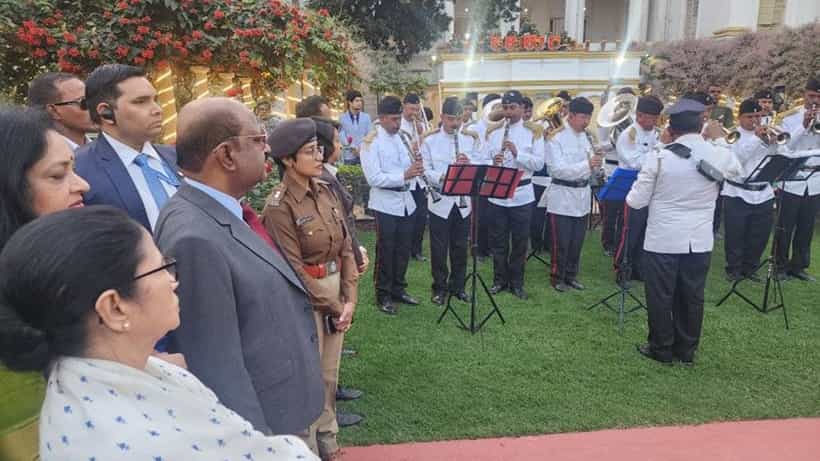 Raj Bhavan: রাজভবনে কলকাতা পুলিশের ব্যান্ড নিয়ে কী হয়েছিল? ব্যাখ্যা দিলেন রাজ্যপালের ওএসডি