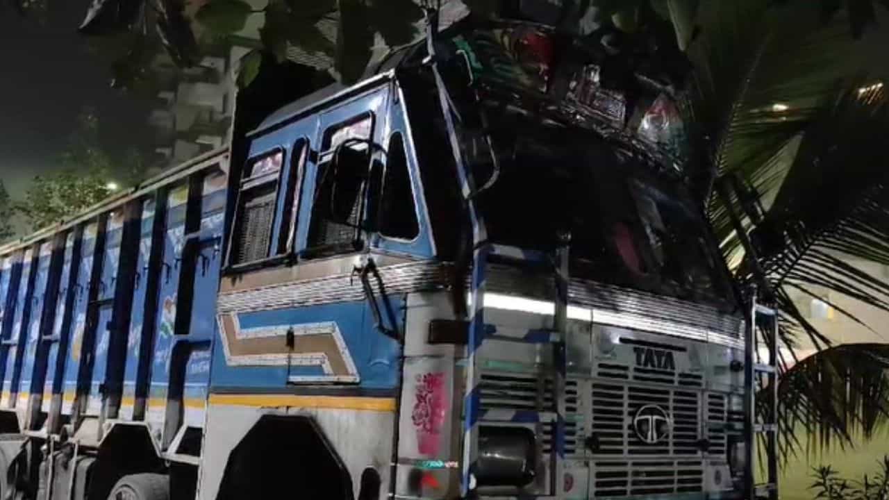Newtown Death: আকাঙ্খা মোড়ে ভয়াবহ দুর্ঘটনা, স্কুটিকে পিষে দিয়ে চলে গেল ট্রাক Newtown Death: আকাঙ্খা মোড়ে ভয়াবহ দুর্ঘটনা, স্কুটিকে পিষে দিয়ে চলে গেল ট্রাক