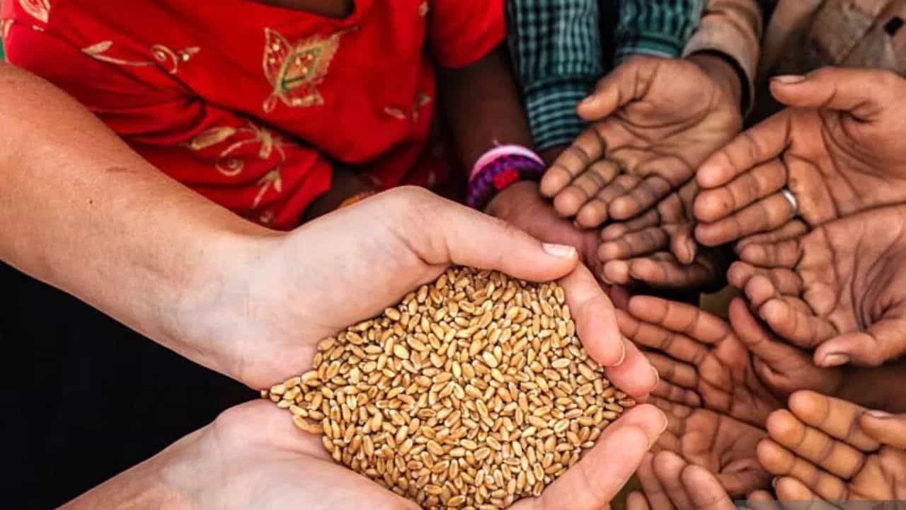 Rural poverty down: দেশে দারিদ্রের হার প্রথমবার ৫ শতাংশের নিচে, কী বলছে SBI-র রিপোর্ট? Rural poverty down: দেশে দারিদ্রের হার প্রথমবার ৫ শতাংশের নিচে, কী বলছে SBI-র রিপোর্ট?