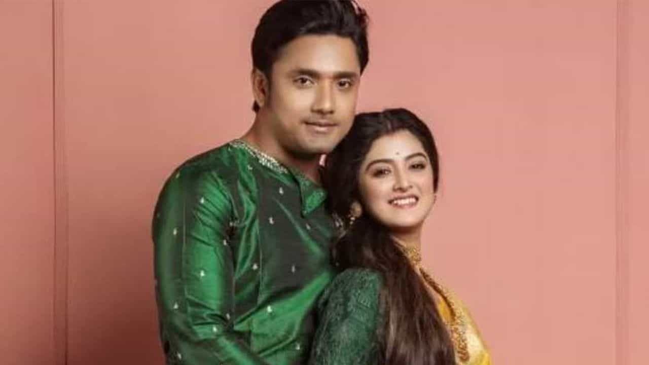 Rubel-Sweta wedding: নিতবরকে সঙ্গে নিয়ে গায়ে হলুদে জমিয়ে নাচলেন রুবেল, শ্বেতা কী করলেন? Rubel-Sweta wedding: নিতবরকে সঙ্গে নিয়ে গায়ে হলুদে জমিয়ে নাচলেন রুবেল, শ্বেতা কী করলেন?