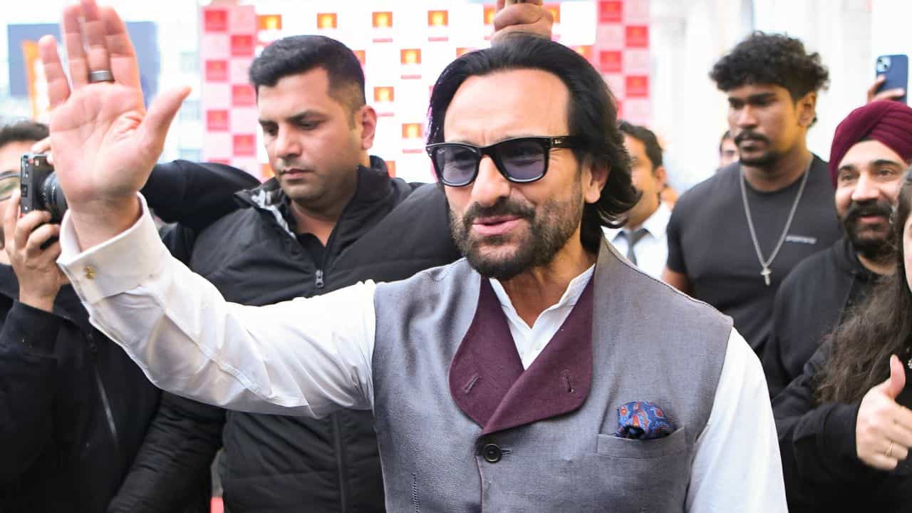 Saif Ali Khan: ৬টা কোপ, শিরদাঁড়ার পাশেই গভীর ক্ষত সইফের, অবস্থা কি আশঙ্কাজনক? Saif Ali Khan: ৬টা কোপ, শিরদাঁড়ার পাশেই গভীর ক্ষত সইফের, অবস্থা কি আশঙ্কাজনক?