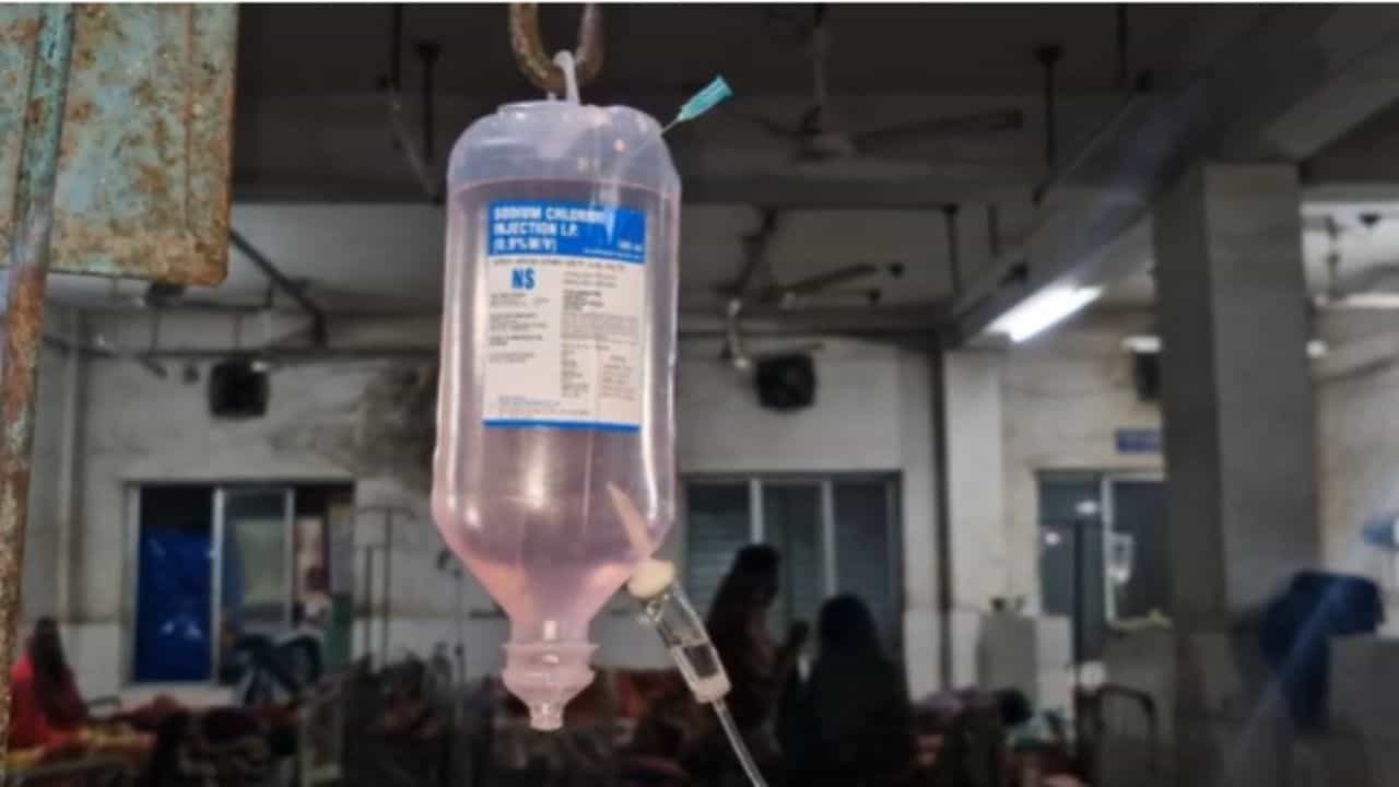 Saline Case: স্যালাইন কাণ্ডে ‘স্বস্তি’? বিতর্কের আবহে ৫ ওষুধকেই ক্লিনচিট রাজ্য ড্রাগ ল্যাবরেটরির Saline Case: স্যালাইন কাণ্ডে ‘স্বস্তি’? বিতর্কের আবহে ৫ ওষুধকেই ক্লিনচিট রাজ্য ড্রাগ ল্যাবরেটরির
