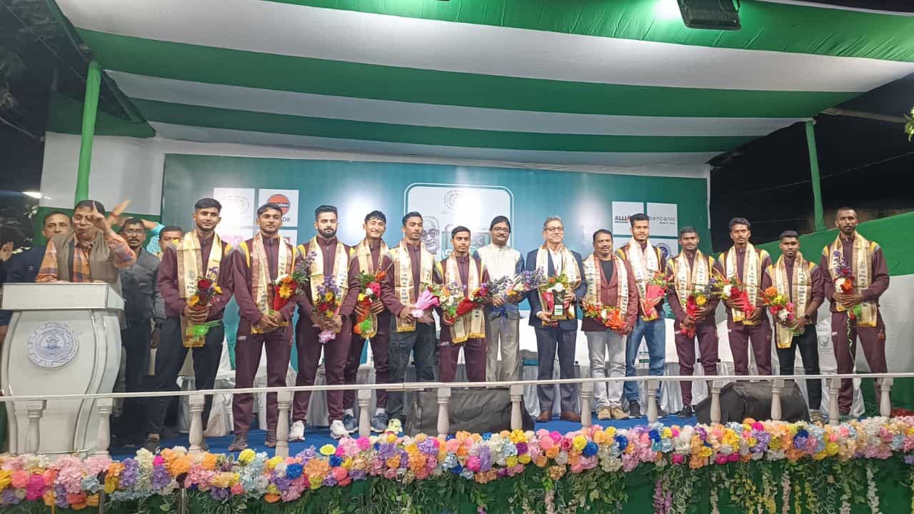 বাংলা ফুটবলে এ মরসুমে খুশির হাওয়া। দীর্ঘ সময় পর সন্তোষ ট্রফি জিতেছে বাংলা দল। গর্বিত সকলেই।
