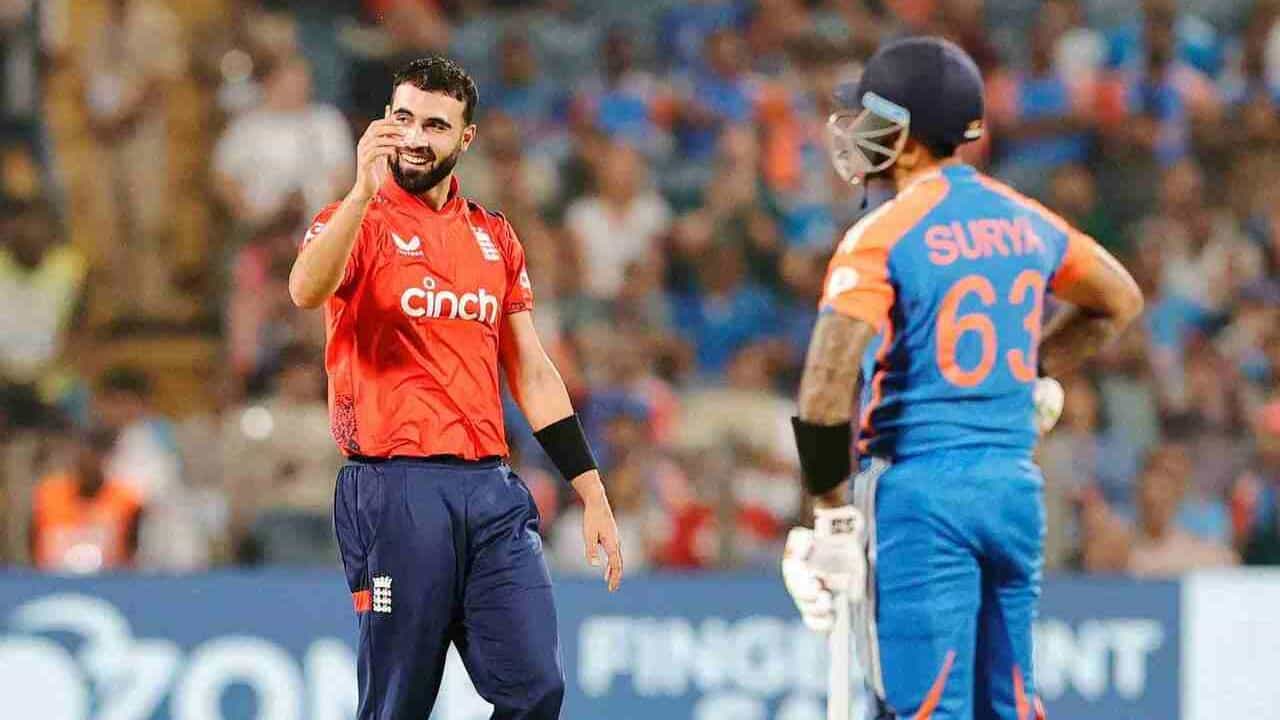 IND vs ENG: একাদশে জায়গা পেয়েই ওভারে তিন উইকেট! ভারতকে চাপে রাখলেন ইংল্যান্ডের সাকিব IND vs ENG: একাদশে জায়গা পেয়েই ওভারে তিন উইকেট! ভারতকে চাপে রাখলেন ইংল্যান্ডের সাকিব