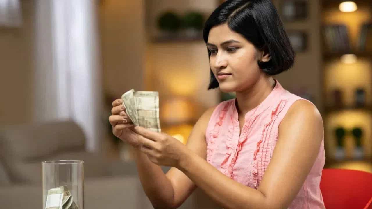 Saving schemes for women: ২০২৫ সালে মহিলাদের 'সোনা'-য় সোহাগা হওয়ার সুযোগ, কোথায় বিনিয়োগ করবেন? Saving schemes for women: ২০২৫ সালে মহিলাদের 'সোনা'-য় সোহাগা হওয়ার সুযোগ, কোথায় বিনিয়োগ করবেন?