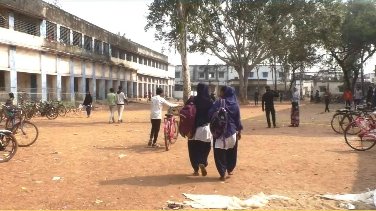 Bankura: উচ্চশিক্ষিত হয়েও কাজ পায়নি পাড়ার দাদারা! অবস্থা দেখে পড়াশোনায় আগ্রহ হারাচ্ছে ছোটরাও, হু হু করে বাড়ছে স্কুলছুটের সংখ্যা