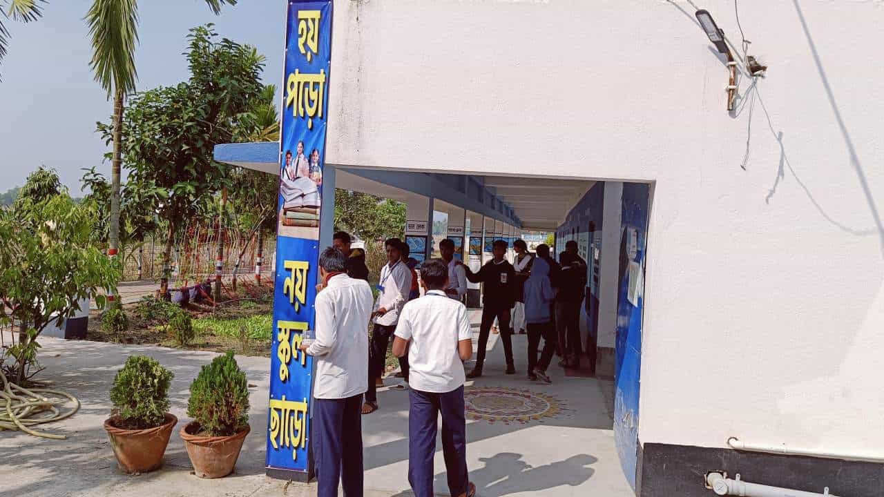 Kanthi School: ‘হয় পড়ো নয় স্কুল ছাড়ো’, স্কুলছুটদের আটকাতে কাঁথির সরকারি স্কুলের নির্দেশিকায় বিতর্ক Kanthi School: ‘হয় পড়ো নয় স্কুল ছাড়ো’, স্কুলছুটদের আটকাতে কাঁথির সরকারি স্কুলের নির্দেশিকায় বিতর্ক