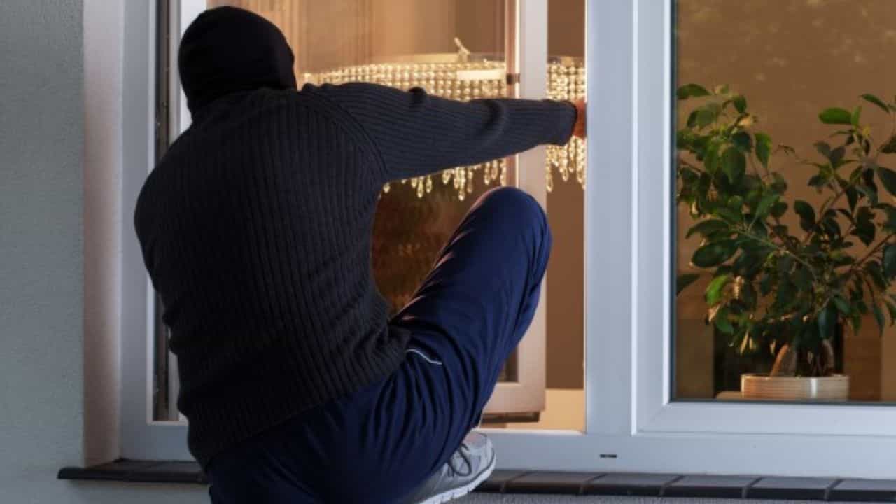 Home security: সইফের মতো আপনার বাড়িতেও যদি হয় হামলা! কীভাবে বাঁচবেন? রইল টিপস Home security: সইফের মতো আপনার বাড়িতেও যদি হয় হামলা! কীভাবে বাঁচবেন? রইল টিপস