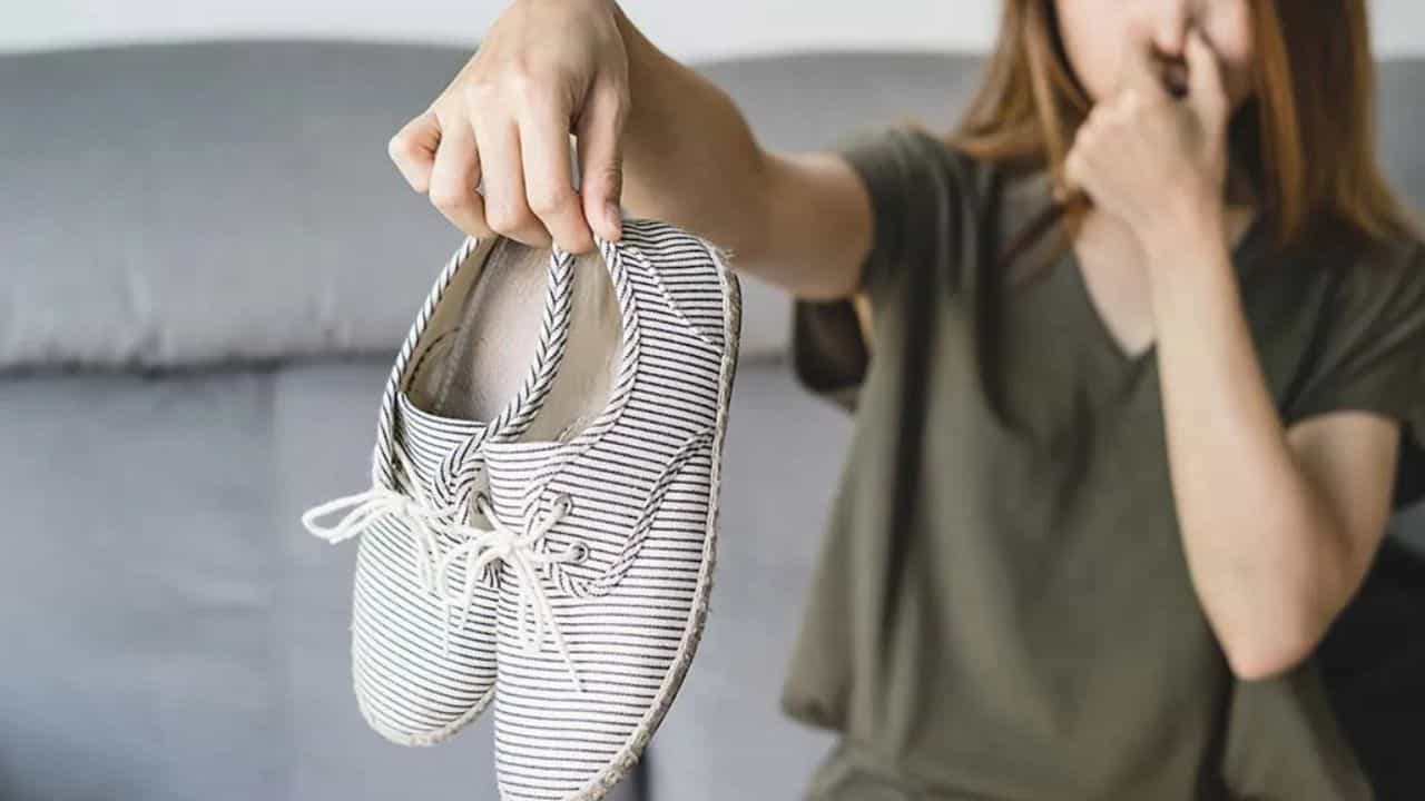 Shoe Smell: শীতে পায়ের গন্ধের চোটে অস্থির? কী করলে মিলবে মুক্তি? Shoe Smell: শীতে পায়ের গন্ধের চোটে অস্থির? কী করলে মিলবে মুক্তি?
