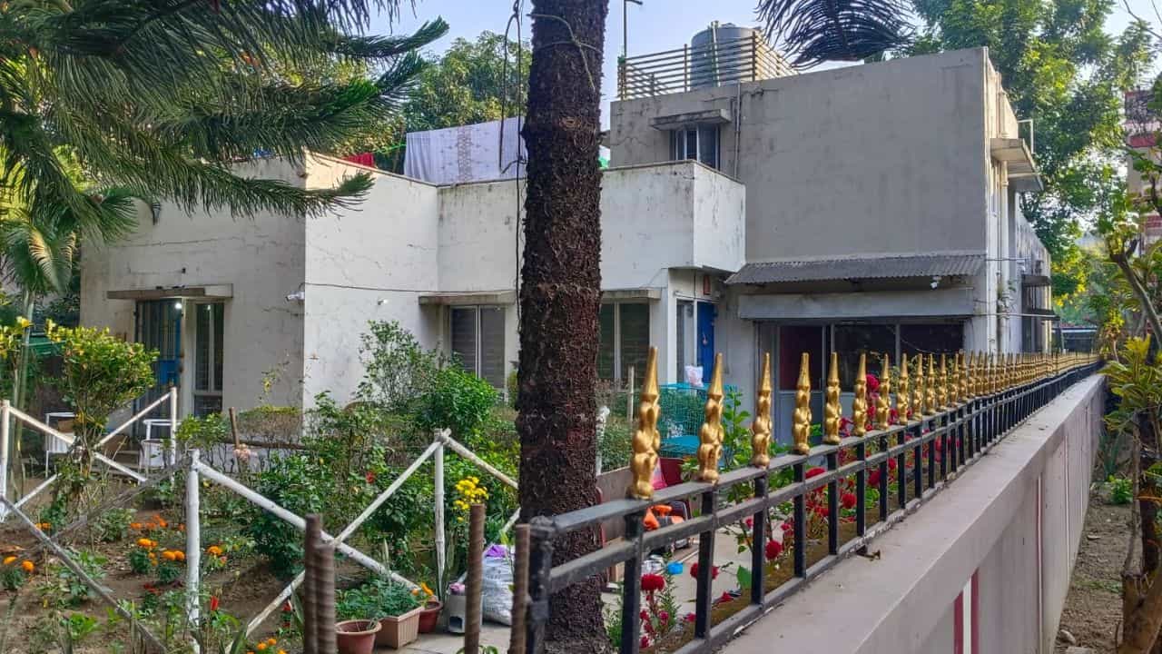 Siliguri: শিলিগুড়ির বাংলোতে মা-ছেলের রহস্যমৃত্য়ু, কারণ ঘিরে ধোঁয়াশা Siliguri: শিলিগুড়ির বাংলোতে মা-ছেলের রহস্যমৃত্য়ু, কারণ ঘিরে ধোঁয়াশা