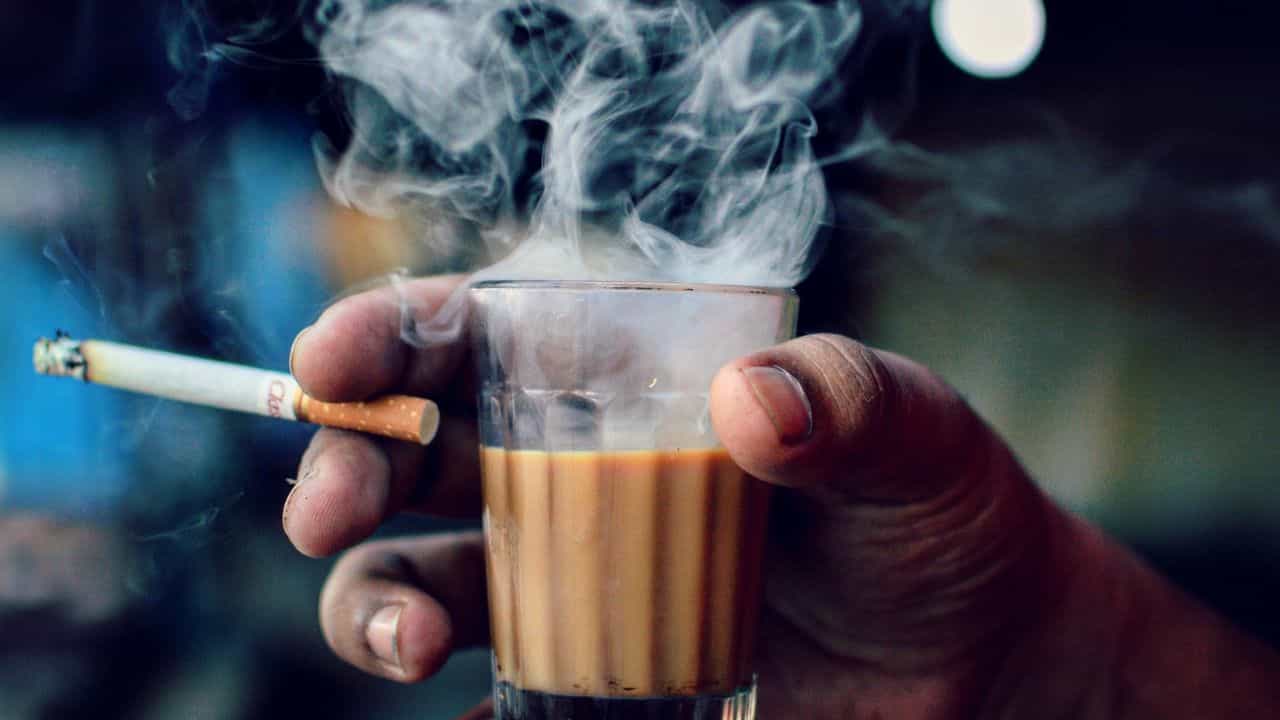 Tea and cigarettes: চায়ের সঙ্গে সিগারেট চাই! কত্তবড় বিপদ ডেকে আনছেন জানেন? Tea and cigarettes: চায়ের সঙ্গে সিগারেট চাই! কত্তবড় বিপদ ডেকে আনছেন জানেন?