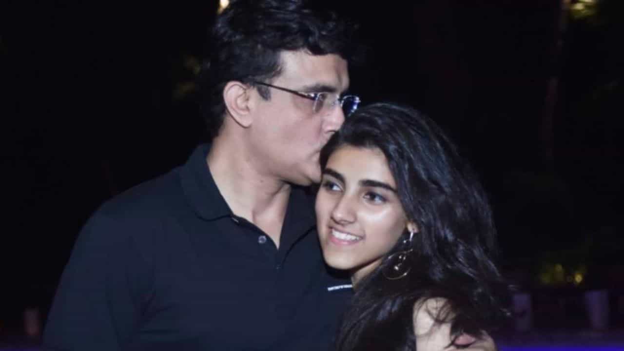 Sana Ganguly: সৌরভের মেয়ে সানার গাড়িতে বাসের ধাক্কা, ভয়ঙ্কর ঘটনা বেহালার চৌরাস্তায় Sana Ganguly: সৌরভের মেয়ে সানার গাড়িতে বাসের ধাক্কা, ভয়ঙ্কর ঘটনা বেহালার চৌরাস্তায়
