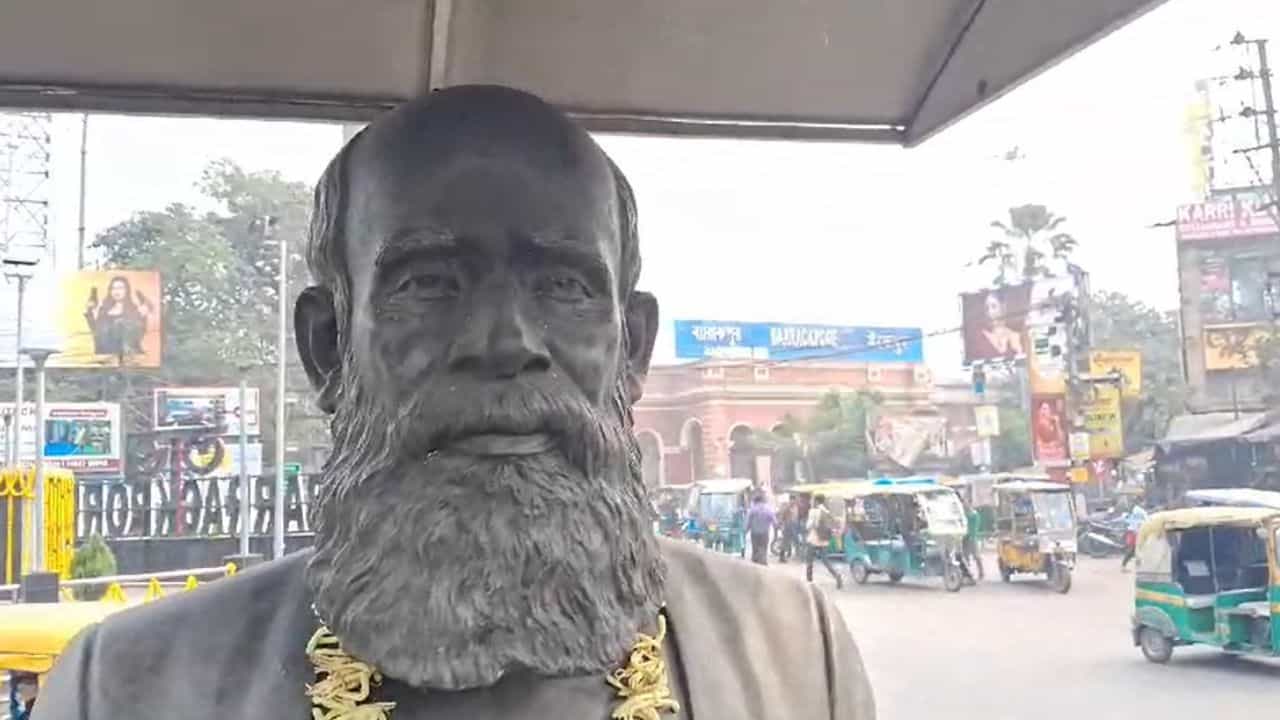 Barrackore: পাশেই পুলিশ কমিশনারের অফিস, রাষ্ট্রগুরুর আবক্ষ মূর্তি থেকে গায়েব চশমা Barrackore: পাশেই পুলিশ কমিশনারের অফিস, রাষ্ট্রগুরুর আবক্ষ মূর্তি থেকে গায়েব চশমা